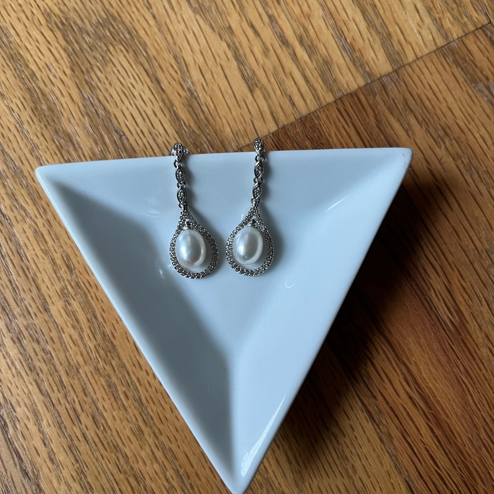 Blue Nile Freshwater Cultured Pearl and White Topaz - Picture 4 of 5